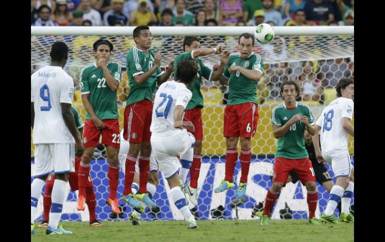 Este es el momento en que cae el primer gol de la ''Azurra'', vía tiro libre. AP /