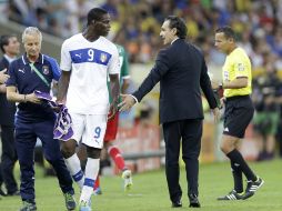 Prandelli reclama a Balotelli la tarjeta que recibio por festejar sin playera su gol ante México. AP /