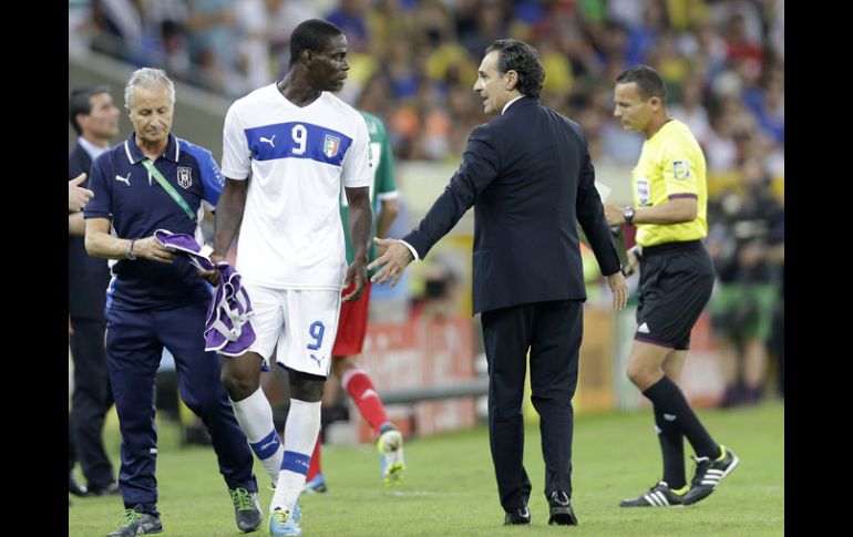 Prandelli reclama a Balotelli la tarjeta que recibio por festejar sin playera su gol ante México. AP /