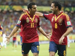 Pedro y Xavi celebran el primer gol de España en el partido. EFE /