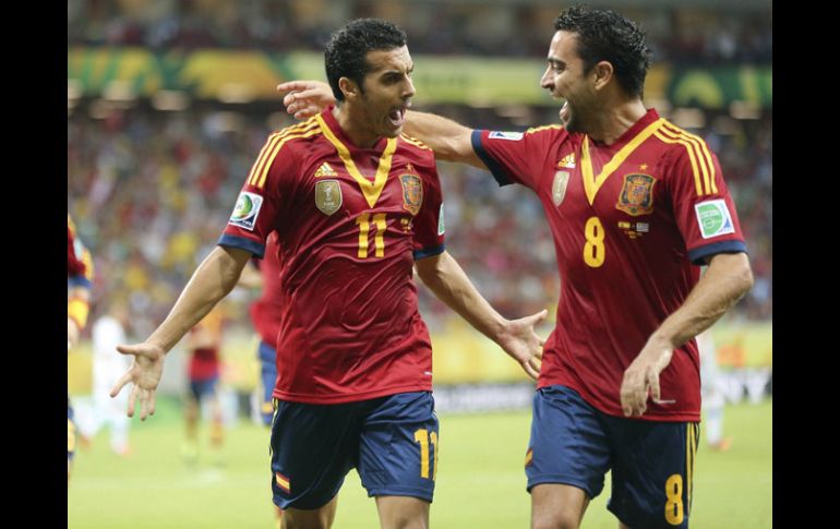 Pedro y Xavi celebran el primer gol de España en el partido. EFE /