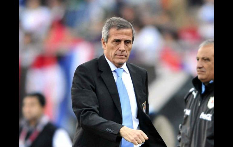 ''A nosotros nos faltó orden y recuperación del balón'', asegura Oscar Washington Tabárez. MEXSPORT /