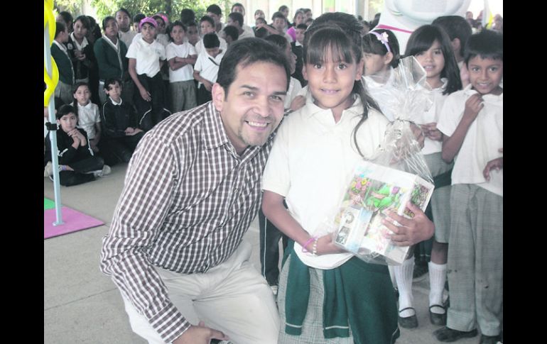 Arturo Rubio, gerente de mercadotecnia de Lala Guadalajara, hace entrega de su premio a Juanita Regalado, ganadora del tercer lugar. EL INFORMADOR /