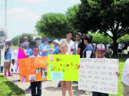 Menores le pidieron a las autoridades que no deporten a los padres de familia. EFE /