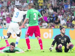 Mier, Salcido y Corona no pudieron detener a Balotelli, quien hizo el gol del triunfo tras un grave error del ''Maza'' Rodríguez. AP /