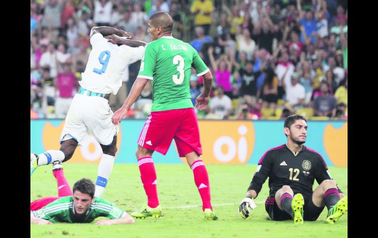 Mier, Salcido y Corona no pudieron detener a Balotelli, quien hizo el gol del triunfo tras un grave error del ''Maza'' Rodríguez. AP /