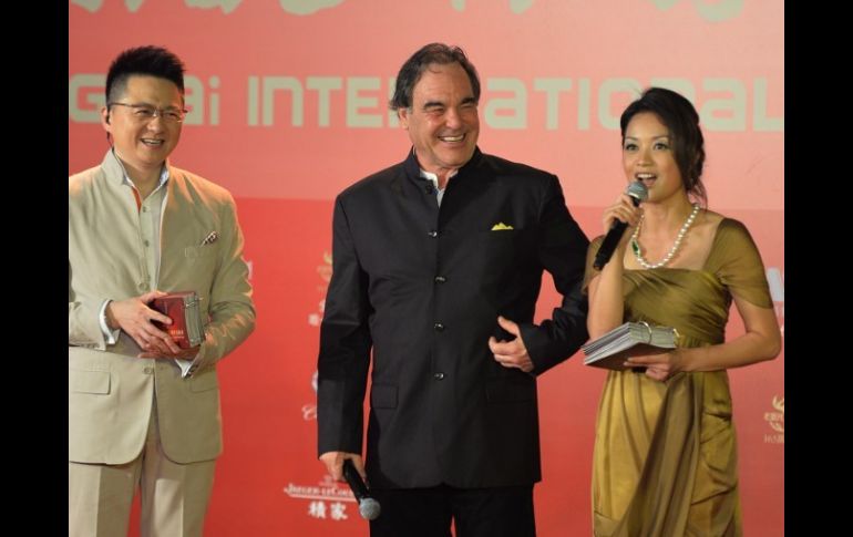 Oliver Stone es entrevistado en la alfombra roja del Festival de Cine de Shanghai. AFP /