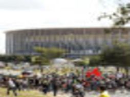 Los manifestantes protestan por el gasto público del torneo. ARCHIVO /