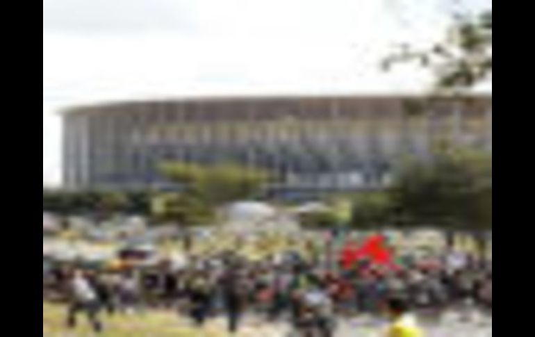 Los manifestantes protestan por el gasto público del torneo. ARCHIVO /