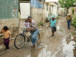 Las familias están acostumbradas a que cada año, antes de las lluvias, asisten elementos de Protección Civil a levantar un censo. ARCHIVO /