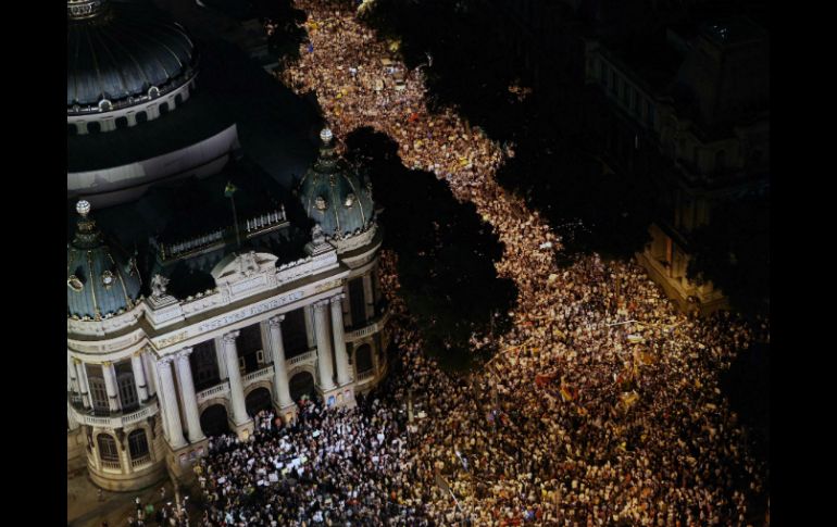 Miles de personas toman el centro de Río de Janeiro para manifestarse en contra del alza del valor de los transportes. ARCHIVO /