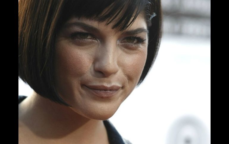 Selma Blair mencionó que trabajar con Sheen es una ''amenaza'', pues llega tarde todo el tiempo y tiene una pobre ética laboral. ARCHIVO /