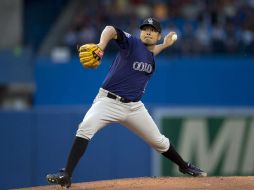 Jorge de la Rosa lanza para los Rockies durante siete episodios, en los que sólo recibe un hit. AP /