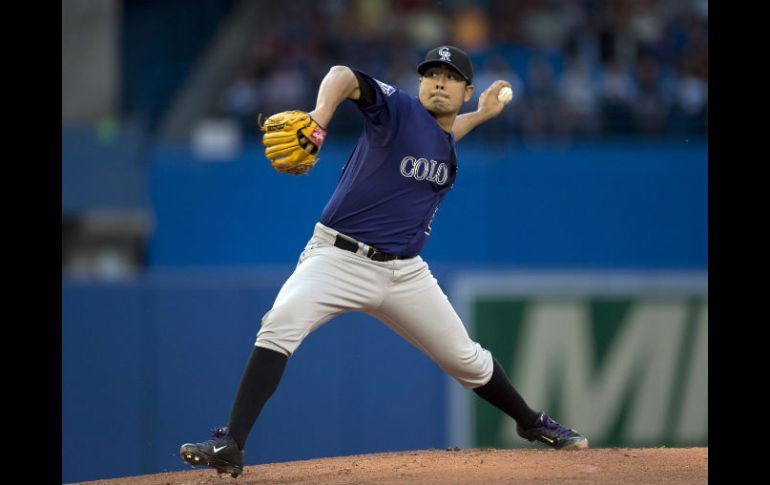 Jorge de la Rosa lanza para los Rockies durante siete episodios, en los que sólo recibe un hit. AP /