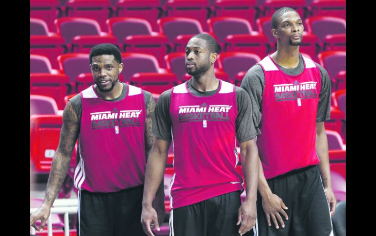 Presión. Udonis Haslem, Dwyane Wade y Chris Bosh buscarán más protagonismo para nivelar la final esta noche. AP /