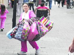 Los vendedores ambulantes forman parte de los 30 millones de trabajadores que se encuentran fuera de la normatividad. EL INFORMADOR /