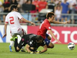 Un miembro de la selección surcoreana disputa el balón en el estadio Munsu de Ulsan. AP /