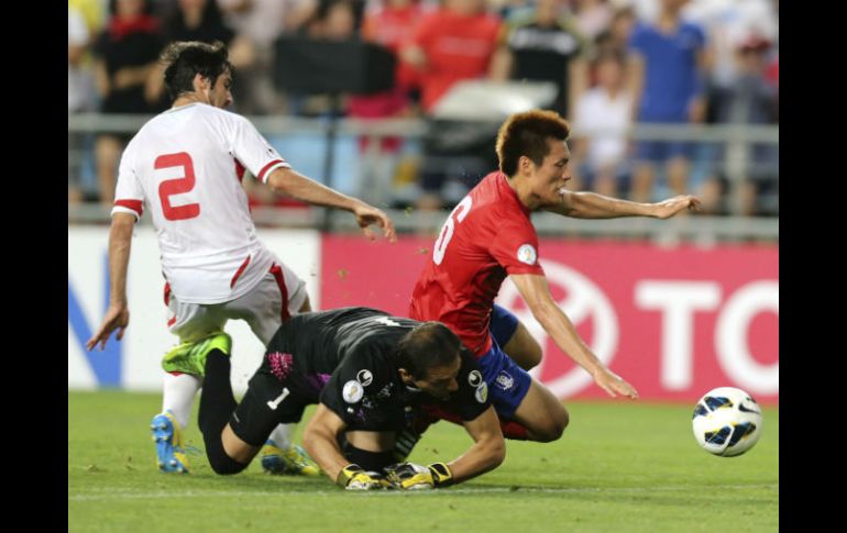 Un miembro de la selección surcoreana disputa el balón en el estadio Munsu de Ulsan. AP /