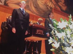 En la foto, autoridades realizan una guardia de honor en torno al féretro del doctor Enrique Estrada Faudón.  /