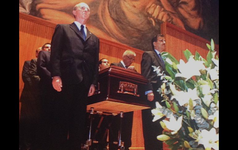 En la foto, autoridades realizan una guardia de honor en torno al féretro del doctor Enrique Estrada Faudón.  /