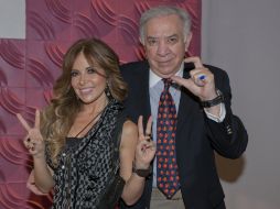 La cantante Gloria Trevi comparte su felicidad con el productor Emilio Larrosa. ESPECIAL /