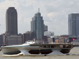 El barco es impulsado totalmente por energía solar y no emite ninguna sustancia contaminante. AFP /