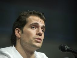 La cinta estelarizada por Henry Cavill recaudó más de 200 millones de dólares en su fin de semana de estreno. ARCHIVO /