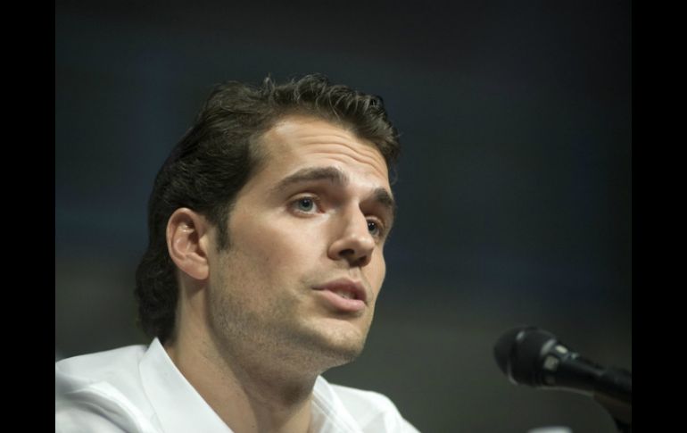 La cinta estelarizada por Henry Cavill recaudó más de 200 millones de dólares en su fin de semana de estreno. ARCHIVO /