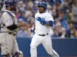 Edwin Encarnación pega jonrón de dos carreras para castigar a los Rockies. AP /