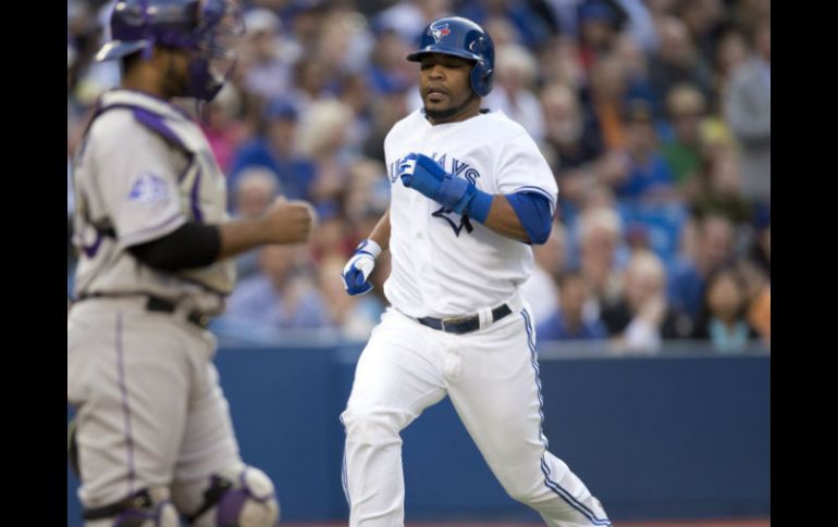 Edwin Encarnación pega jonrón de dos carreras para castigar a los Rockies. AP /