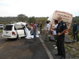 Al parecer, el piso mojado provocó que la camioneta saliera de la curva.  /