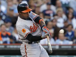 El jugador de los Orioles, Adam Jones pega jonrón contra Justin Verlander. AFP /