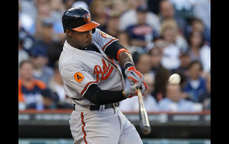 El jugador de los Orioles, Adam Jones pega jonrón contra Justin Verlander. AFP /