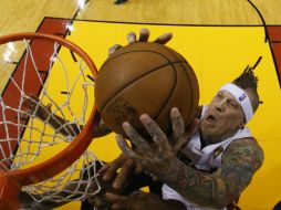 El jugador de los Heat, Chris Andersen encesta ante los Spurs. EFE /