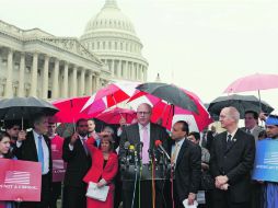 El demócrata Joe Crowley (centro) Habla junto a tres de sus colegas y un grupo de jóvenes ''soñadores'', en el exterior del Capitolio. EFE /