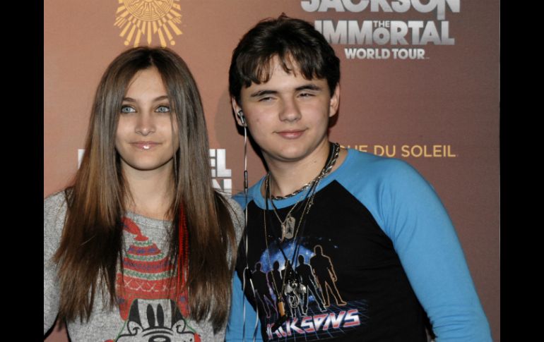 Paris Jackson se ve afectada al enterarse que no comparte el mismo padre biológico con su hermano Prince. AP /