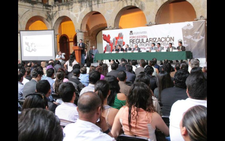 El evento, convocado por Trinidad Padilla López, se lleva a cabo en el patio central del Congreso. Imagen de @LegislativoJal. ESPECIAL /