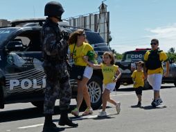 Los aficionados tienen que huir de los hechos para no resultar lastimados. AFP /