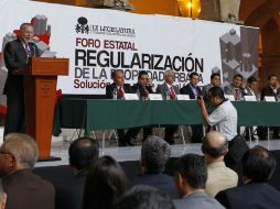 En la foto, Trinidad Padilla López (i), habla frente a los participantes en el foro.  /