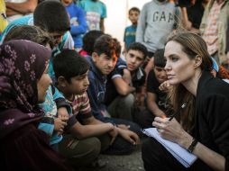 Jolie viaja a la frontera con Jordania y Siria donde escucha testimonios de sirios. AP /