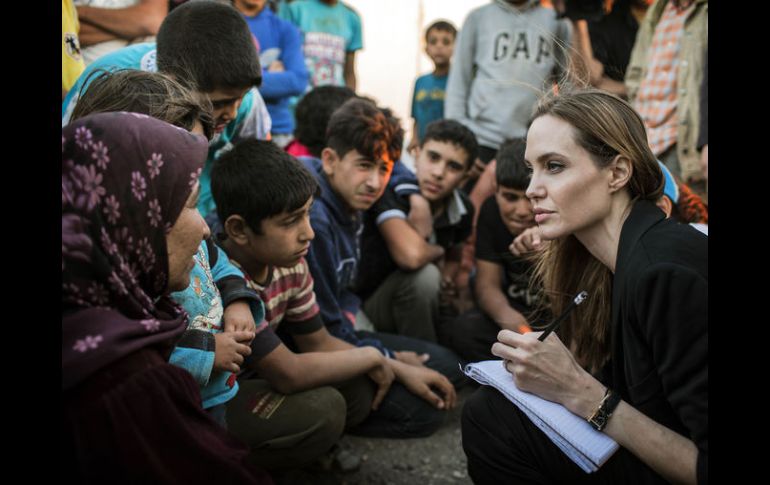 Jolie viaja a la frontera con Jordania y Siria donde escucha testimonios de sirios. AP /