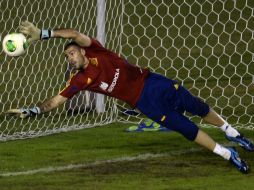 El arquero del Barcelona, Víctor Valdés podría iniciar el próximo juego de su selección. AFP /