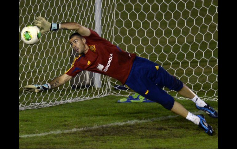 El arquero del Barcelona, Víctor Valdés podría iniciar el próximo juego de su selección. AFP /