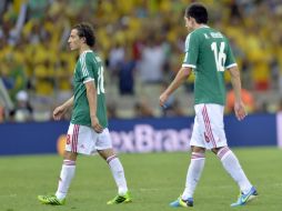 Andrés Guardado y Héctor Herrera, al salir del campo tras perder el partido. AFP /