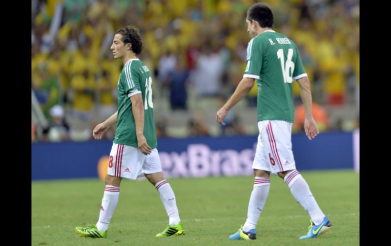 Andrés Guardado y Héctor Herrera, al salir del campo tras perder el partido. AFP /