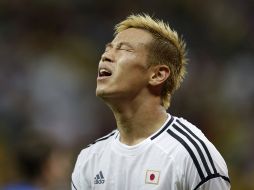 Keisuke Honda lamenta la eliminación de Japón luego de ser derrotados por Italia. AP /