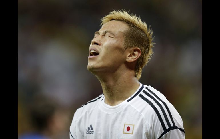 Keisuke Honda lamenta la eliminación de Japón luego de ser derrotados por Italia. AP /