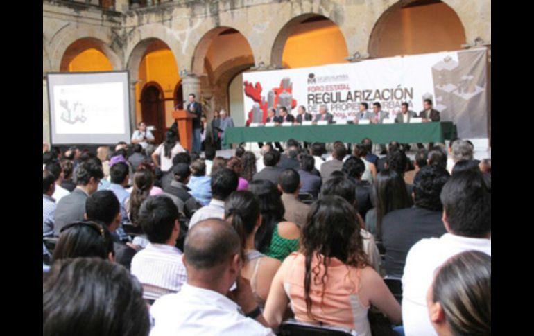 El diputado José Trinidad Padilla López convocó al Foro Estatal para la Regulación de la Propiedad en el patio central del Congreso. ESPECIAL /