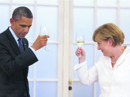 arack Obama y Angela Merkel brindan durante la cena ofrecida en honor al visitante en el palacio de Charlottenburg. EFE /