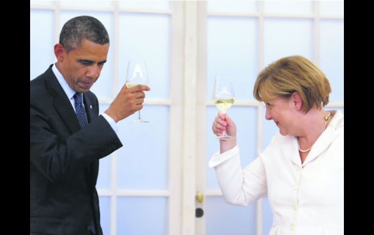 arack Obama y Angela Merkel brindan durante la cena ofrecida en honor al visitante en el palacio de Charlottenburg. EFE /